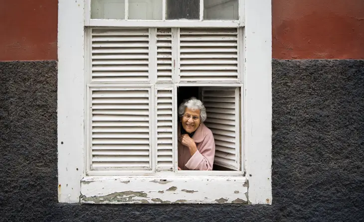 Femme à la fenêtre Réunion