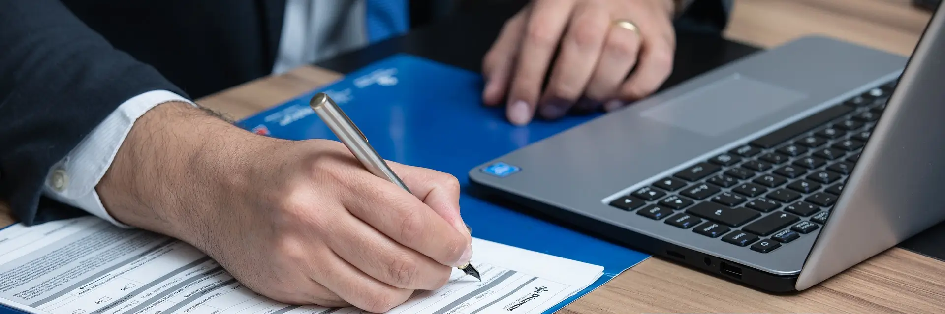 Quelqu'un travaillant avec son ordinateur portable